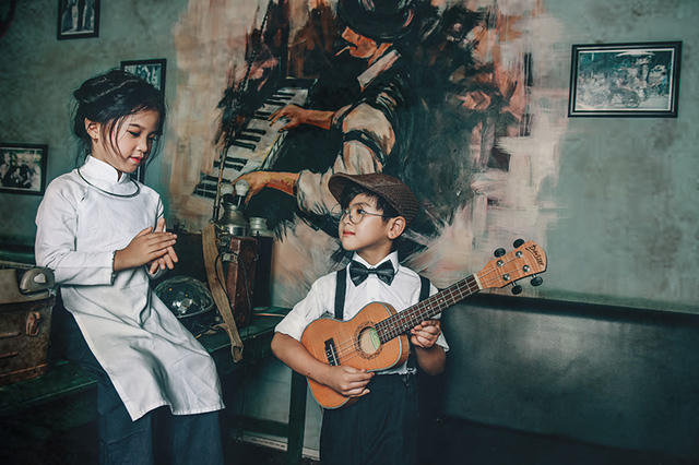 Người xem như được trở về thủa trước, khi nhịp sống của người phố thị hãy còn chậm rãi hơn bây giờ.