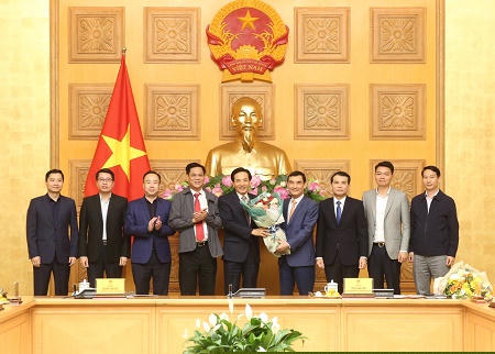 Ban Thường vụ Đảng ủy, lãnh đạo VPCP tặng hoa chúc mừng Bí thư Đảng ủy VPCP Trần Văn Sơn