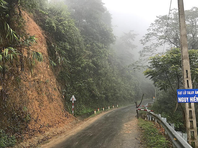 Biển cảnh báo sạt lở nguy hiểm.