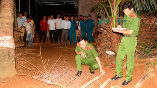 Công an đang khám nghiệm hiện trường vụ giết người. (Ảnh: báo Vietnamnet)