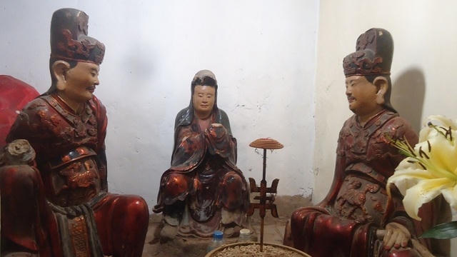 Các pho tượng đang có biểu hiện mai mục cùng thời gian.