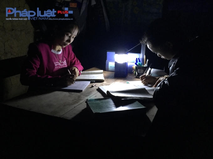 Cơ sở vật chất còn thiếu thốn các cô giáo phải soạn giáo án dưới ngòn đèn tích điện.