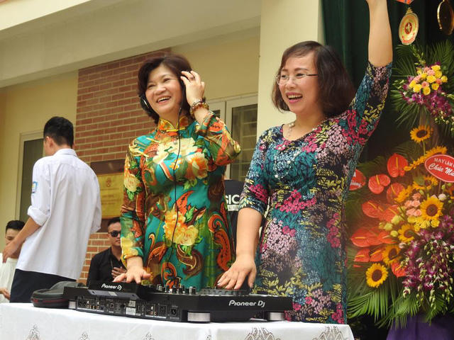 Khi bước vào phần "hội", chia tay học trò lớp 12, cô Hiệu trưởng hóa thân thành một DJ.