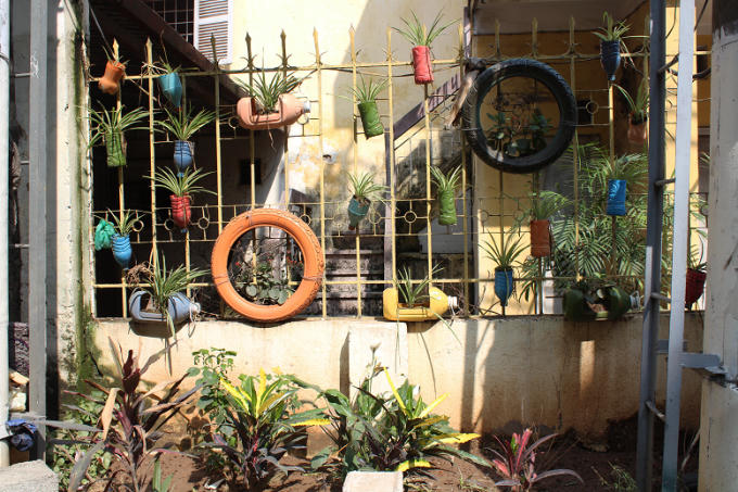 Những phế liệu như lốp xe, vỏ chai nhựa được thu về và tái chế thành những chậu hoa, đủ loại màu sắc khác nhau.