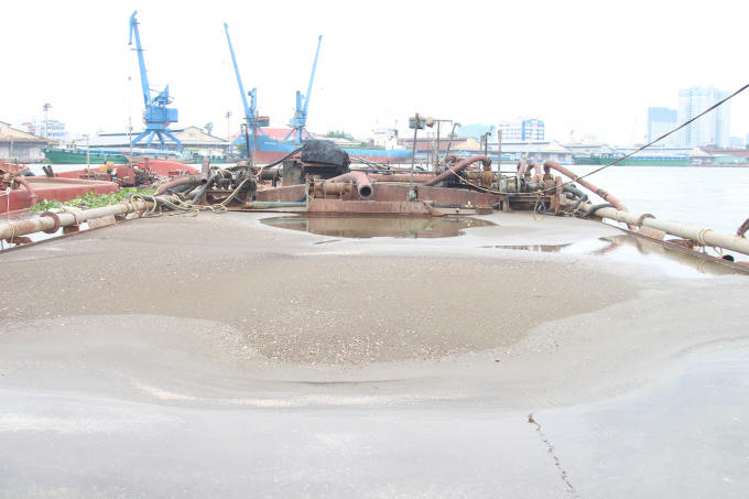 Điều phương tiện từ ngoài Bắc vào Nam để hút cát lậu rồi mang đi tiêu thụ