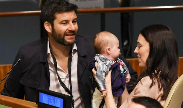 Bà Jacinda Ardern cùng con và bạn trai tại phòng họp.