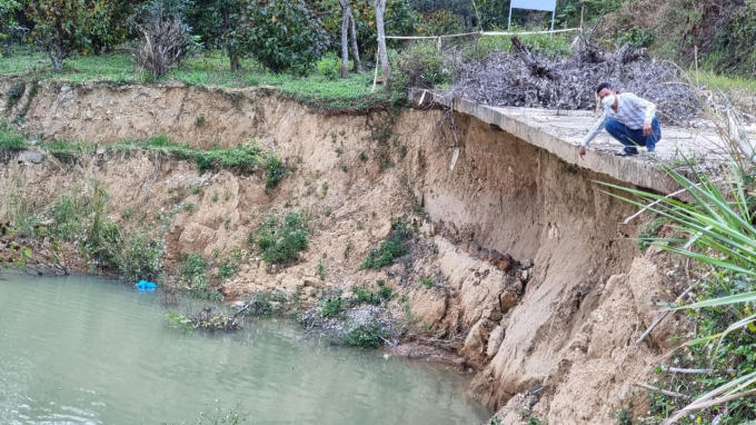 Đối diện một bãi cát bên địa bàn huyện Krông Nô, đoạn đường liên xã Nam Ka - Ea R’Bin bị nước xói rỗng chân, sẵn sàng đổ sập bất cứ lúc nào gây nguy hiểm cho người dân lưu thông qua đây.