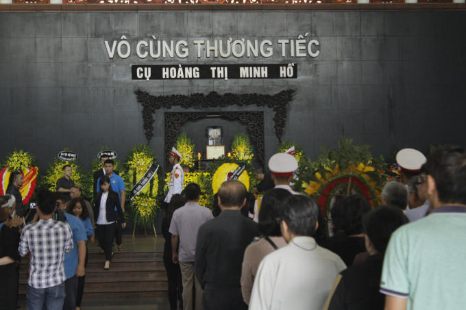 H&agrave;ng ngh&igrave;n người xếp h&agrave;ng v&agrave;o viếng người hiến tặng C&aacute;ch mạng hơn 5.000 lượng v&agrave;ng