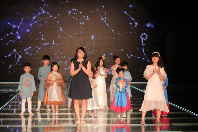 BST “12 cung hoàng đạo” đến từ NTK Phương Nguyễn Silk gây được ấn tượng mạnh với khan giả.