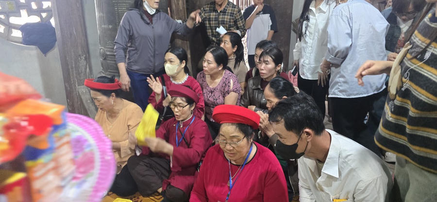 Ban nghi lễ và tổ giảng tổ thẻ hướng dẫn người dân hành lễ, xin thẻ đầu năm.