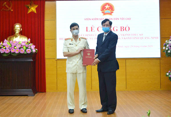 Phó Viện trưởng Viện Kiểm sát nhân dân tối cao Trần Công Phàn trao quyết định cho ông Hoàng Anh Tuyên.