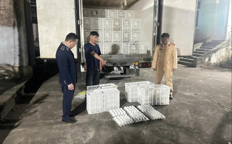 Bùi Đức Thành cùng tang vật bị bắt giữ.