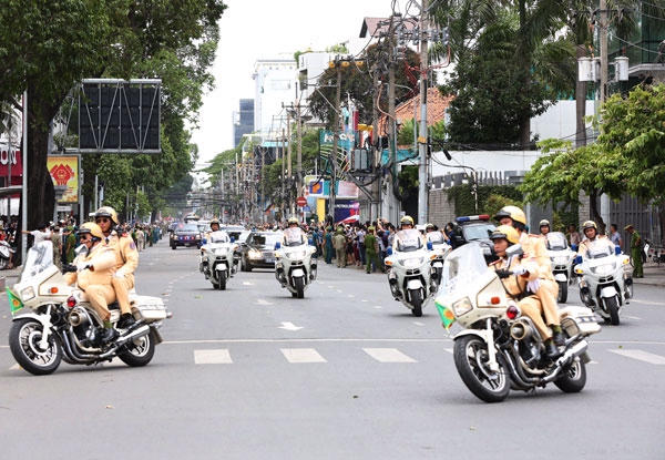 Đoàn xe Tổng thống từ từ tiến ra sân bay. (Ảnh: Vietnamnet)