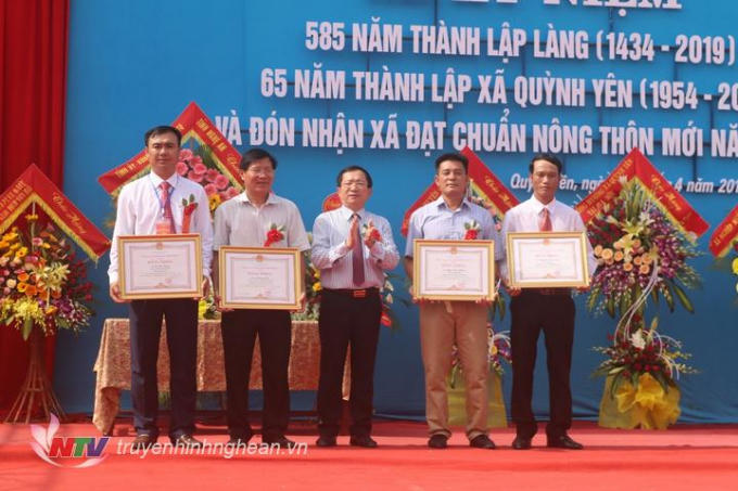 Trao tặng bằng khen của Chủ tịch UBND tỉnh cho 4 cá nhân có thành tích xuất sắc trong phong trào xây dựng NTM.