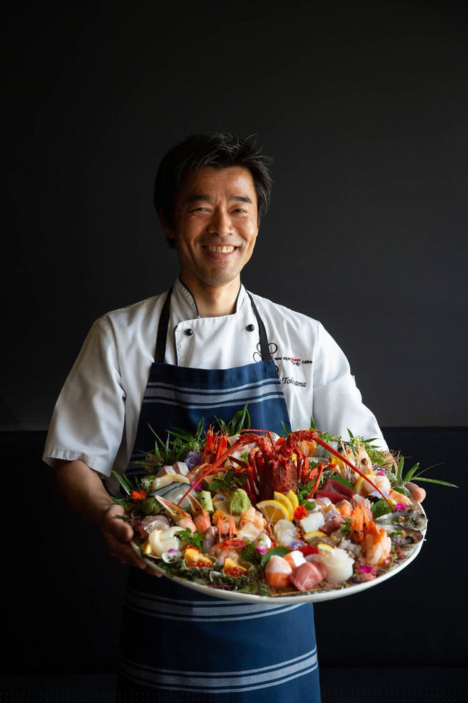 Đầu bếp người Nhật Bản và món sashimi trứ danh của quán (Ảnh: Nzherald).