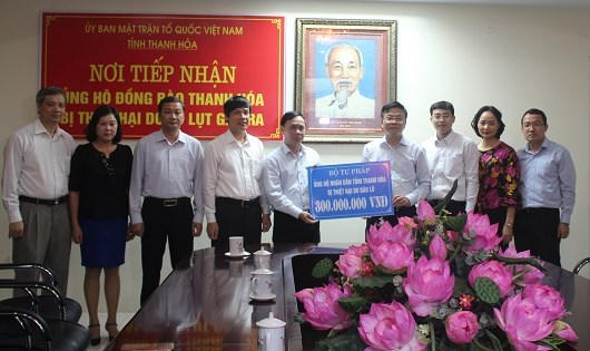 Bộ trưởng Lê Thành Long trao số tiền 300 triệu đồng ủng hộ nhân dân tỉnh Thanh Hóa.