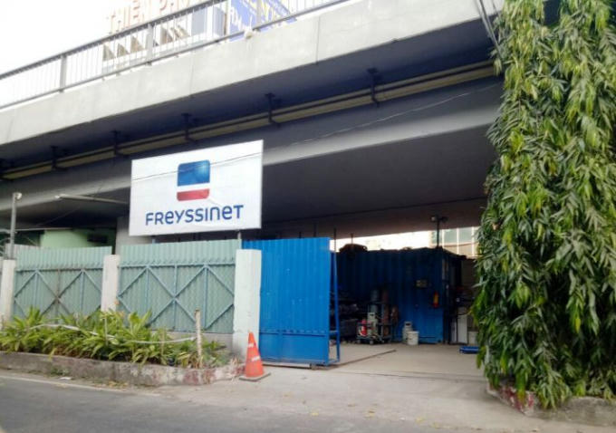 Không chỉ dùng lãm nơi giữ xe, gầm cầu còn được sử dụng làm kho chứa vật liệu xây dựng