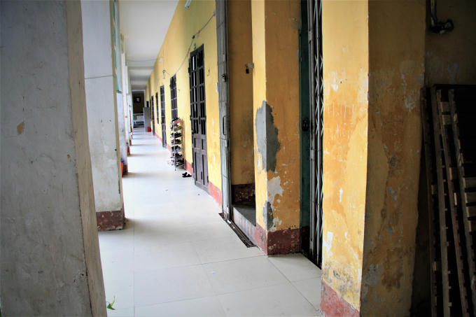 Nhà trường khắc phục tạm thời bằng cách dùng xi măng vá các vết nứt hay quét vôi lại các bức tường rệu rã.