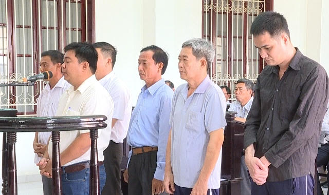 C&aacute;c bị c&aacute;o trong vụ &aacute;n tham &ocirc; t&agrave;i sản tại Ph&ograve;ng C&ocirc;ng thương huyện Tam B&igrave;nh hầu t&ograve;a.