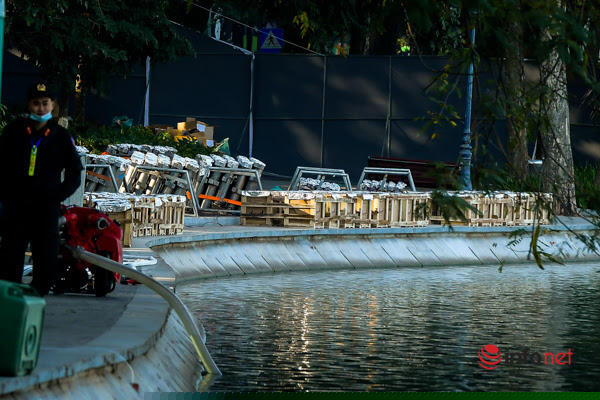 Súng pháo đã được cố định bằng khung để pháo được đi đúng hướng trong quá trình bắn.