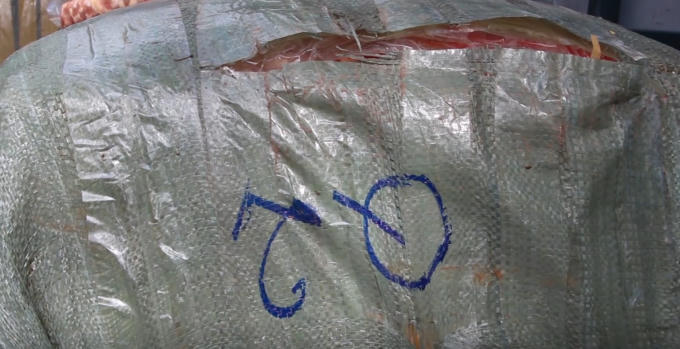 Các túi nilon chứa sụn chân gà.