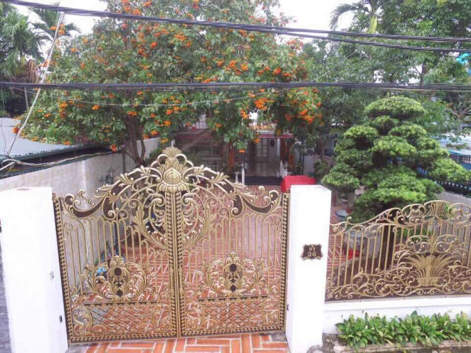 Những chiếc cổng sơn son thiếp vàng sang trọng, sân vườn đều được lát gạch cầu kì.