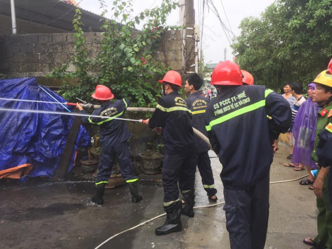 Lực lượng PCCC đang tích cực dập lửa.
