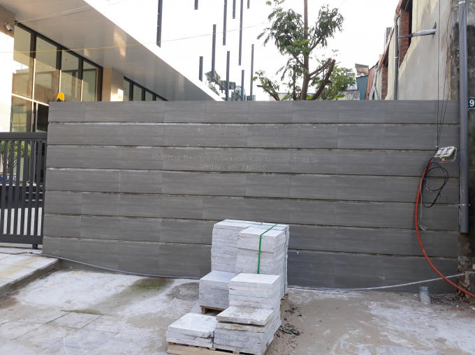 Tuy nhiên, hiện tại bảng tên đã được gỡ xuống.