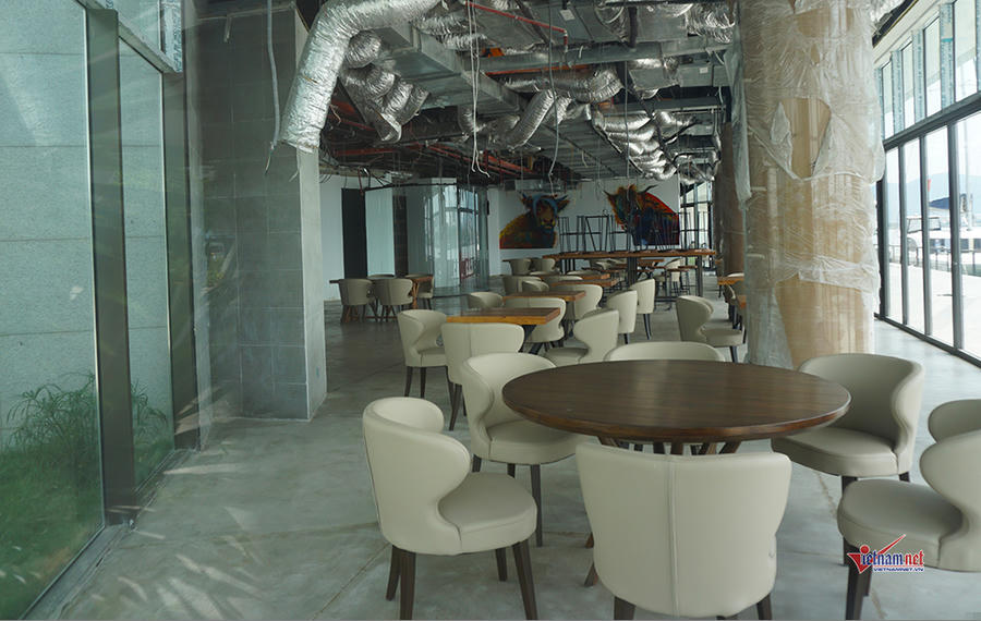 Phía bên trong bến du thuyền có nhiều phòng với các công năng khác nhau. Một phòng được bài trí dạng nhà hàng, quầy bar nhỏ