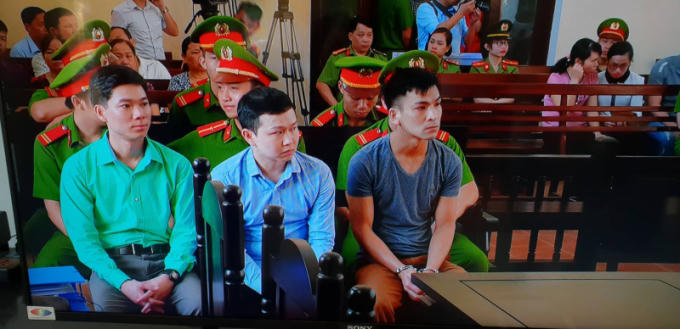 Ba bị cáo có mặt tại phiên tòa.