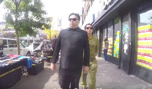 Ông "Kim Jong-un" trong bộ trang phục quen thuộc cùng với một cận vệ trên đường phố New York.