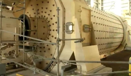 Những chiếc máy khổng lồ luôn sẵn sàng cho hoạt động khai mỏ.