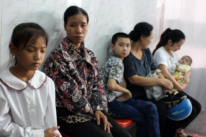 Xếp hàng chờ đợi. (Ảnh: Đức Biên).