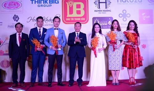 Lãnh đạo báo PLVN trao kỷ niệm chương cám ơn các doanh nhân đã xuất hiện trên trang Bìa DN &amp; PL trong năm 2016.