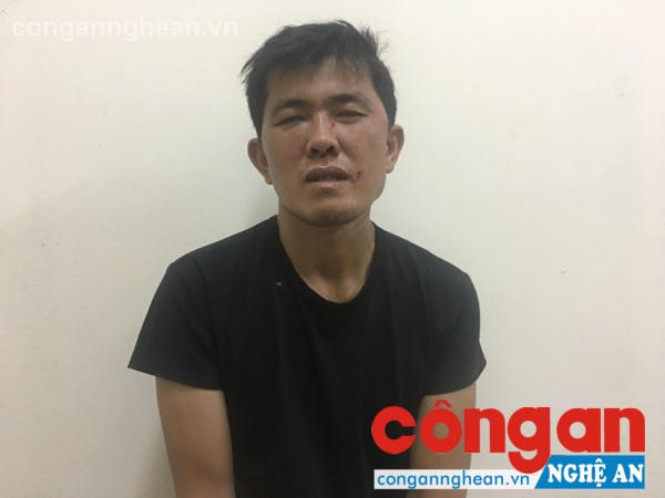 Đối tượng Trần Hữu Dũng tại cơ quan công an. (Ảnh: báo Công an Nghệ An)