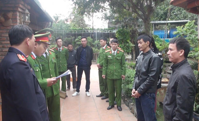 Thi hành lệnh khám xét nhà đối tượng giang hồ Cường
