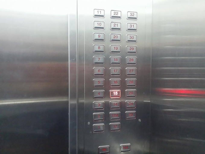 Bảng số tầng thể hiện trong thang máy.