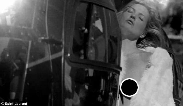 Siêu mẫu kỳ cựu Kate Moss gợi cảm trong quảng cáo thời trang mới.