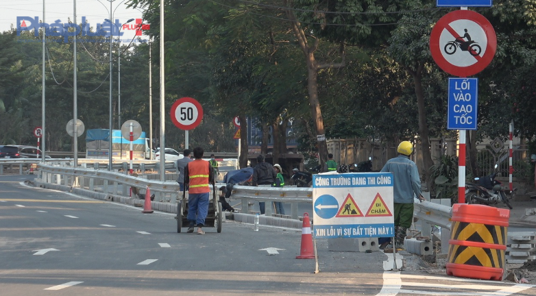 Các phương tiện ô tô đã có thể đi theo lối rẽ vào thẳng đường cao tốc Pháp Vân – Cầu Giẽ. Tuy nhiên, các tài xế cần quan sát kỹ các biển báo giao thông, cũng như tín hiệu đèn. Hiện tại, các công nhân đang tích cực thi công các hạng mục còn lại của dự án.