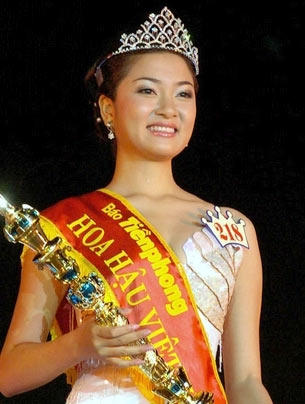 Hoa hậu Nguyễn Thị Huyền thuở mới đăng quang ngôi vị Hoa hậu Việt Nam. Ảnh: Tiền Phong.