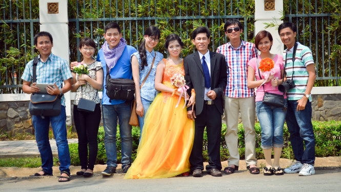 Trưởng nhóm ABOB, anh Phùng Tuấn Dũng(ngoài cùng bên phải) cùng các thành viên, nhân vật chụp hình.