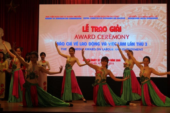 Tiết mục văn nghệ  khai mạc Lễ trao giải Báo chí về Lao động và việc làm 2016.