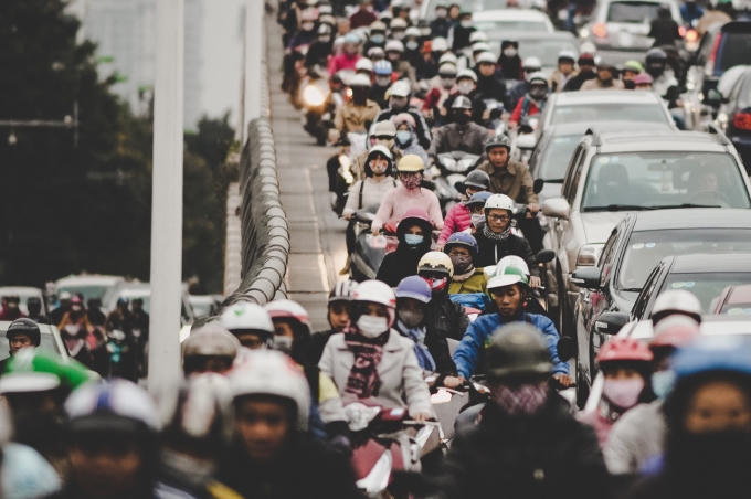 Cầu vượt nối phố Láng Hạ, điểm đầu của đường Lê Văn Lương luôn trong tình trạng ùn ứ dù ở trên hay phía dưới.