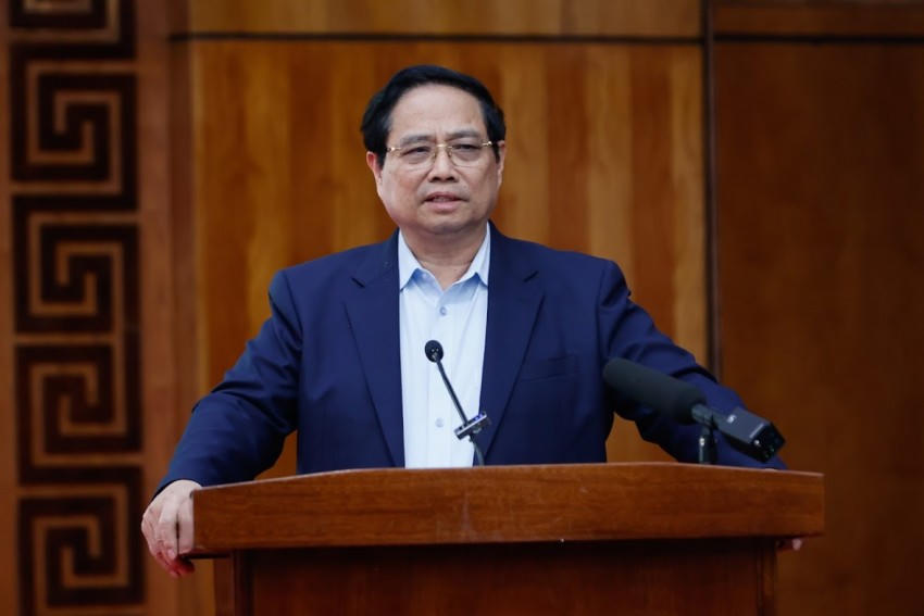 Thủ tướng yêu cầu Bộ Công Thương theo dõi sát diễn biến thị trường xăng dầu thế giới và trong nước, chủ động đánh giá tình hình cung cầu, dự trữ và hoạt động của hệ thống phân phối xăng dầu.