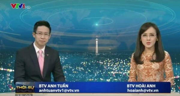 BTV Hoài Anh và Anh Tuấn lên hình tươm tất trong trang phục áo dài truyền thống và bộ vest chỉn chu.