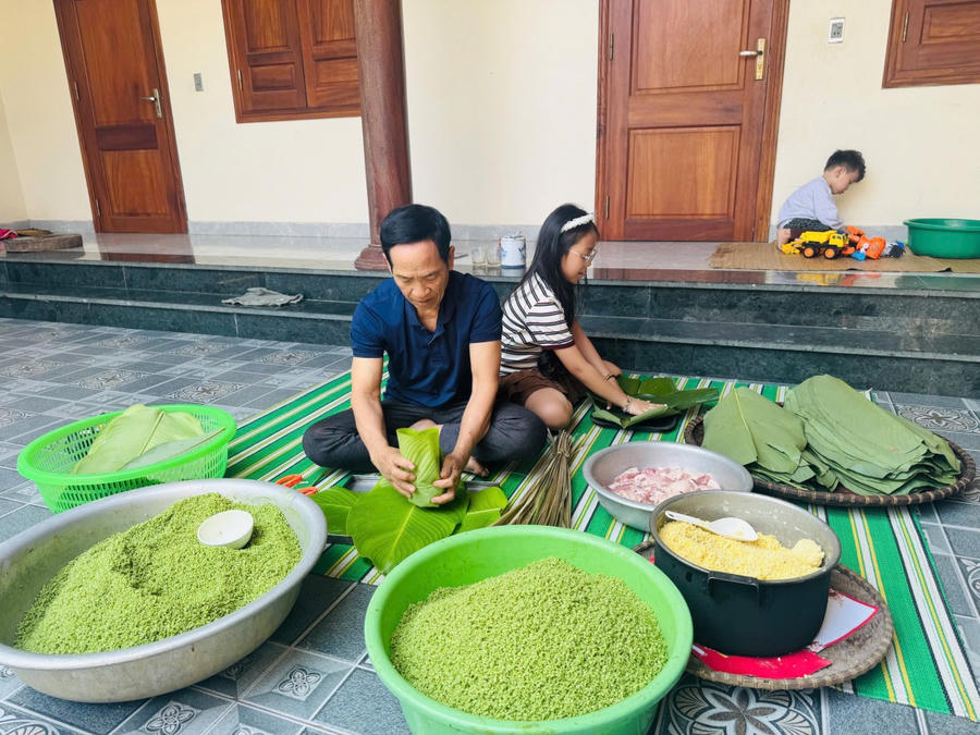 Dù có thể dễ dàng mua bánh chưng làm sẵn, tuy nhiên ông vẫn chọn cách tự tay gói bánh.