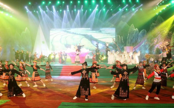 Chương trình nghệ thuật chào mừng lễ công bố.