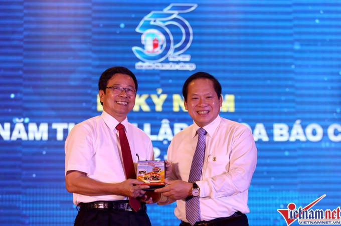 Bộ trưởng tặng bộ đĩa cho Trưởng khoa Báo chí Nguyễn Văn Dững