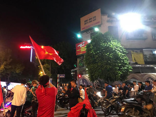 Một cổ động viên cao tuổi ăn mừng trước chiến thắng của tuyển Việt Nam trước Philipines với tỷ số 2:1