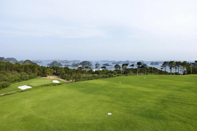 Khung cảnh Vịnh Hạ Long ngoạn mục nhìn từ sân golf.